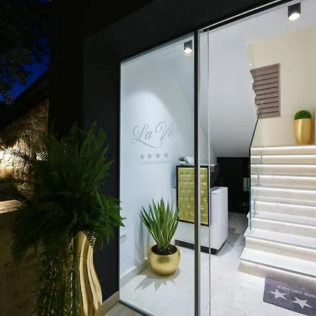 Luxury Lavie בית הארחה
